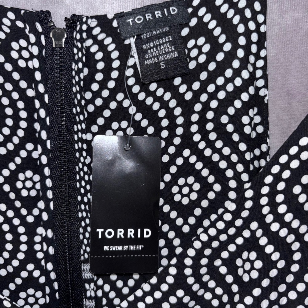 NWT Torrid Size 5 Border Black White Challis Ruffle Geometric Babydoll Tank - Picture 3 of 9